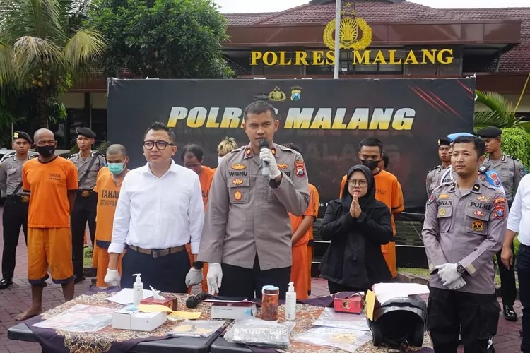 dalam dua pekan polres malang ungkap 18 kasus pencurian dan amankan 10 tersangka 66855