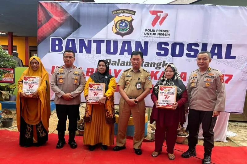 dalam rangka hari bhayangkara ke 77 polisi berikan bantuan fasilitas air bersih bagi warga di kendari 59872