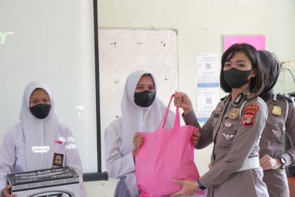 dalam rangka hari jadi polwan ke 74 polwan polda lampung melaksanakan kegiatan goes to school 48849