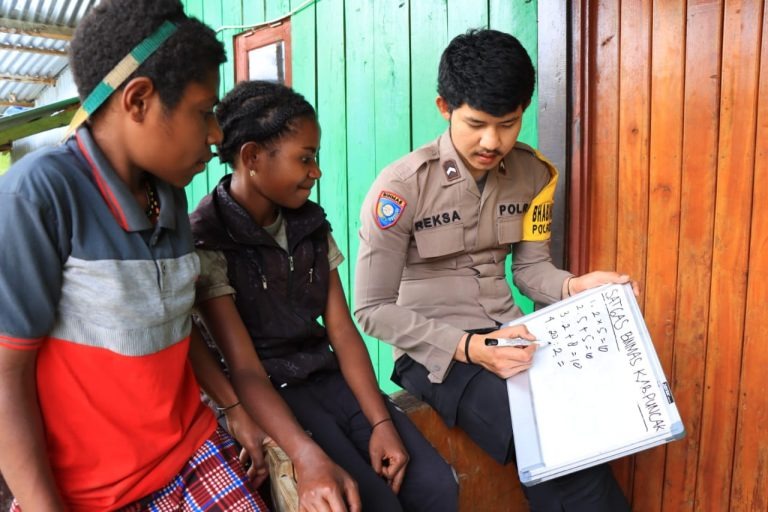 dalam rangka memberikan pelayanan kepada masyarakat personel binmas noken damai cartenz melaksanakan program polisi pi ajar 51663