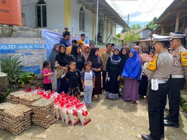 dalam rangka memperingati hut lalu lintas bhayangkara ke 68 polda sultra bagikan sembako pada masyarakat 63562