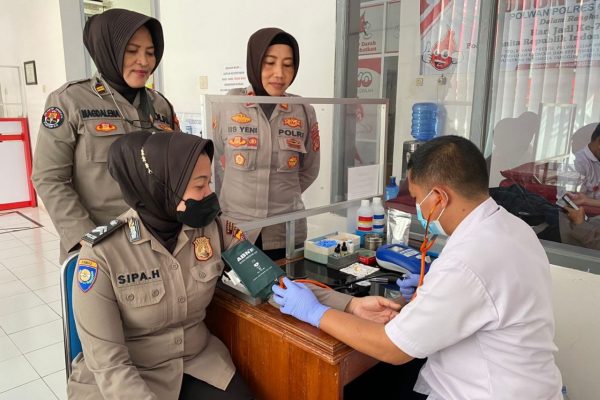 dalam rangka menyambut hari jadi polwan ke 74 polwan polres ciamis melaksanakan kegiatan donor darah 49070