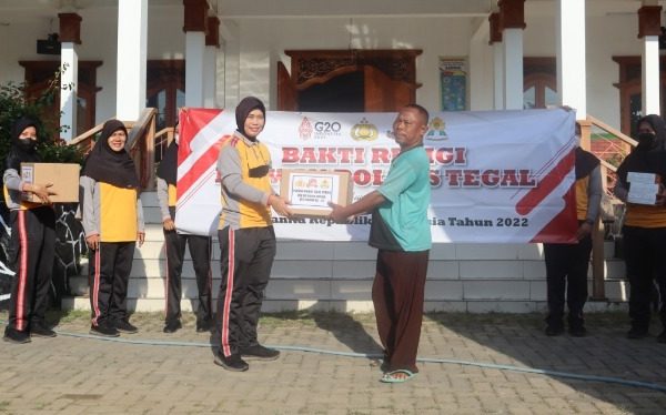 dalam rangka peringatan hut polwan ke 74 polwan polres tegal melaksanakan kegiatan bakti religi di tempat ibadah 49297