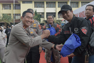 dampak kenaikan bbm polda jabar beri bantuan sembako bagi masyarakat 49578 1