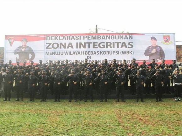 danpas gegana korps brimob pimpin apel penandatanganan fakta integritas dan deklarasi pembangunan zona integritas menuju wilayah bebas korupsi 28473