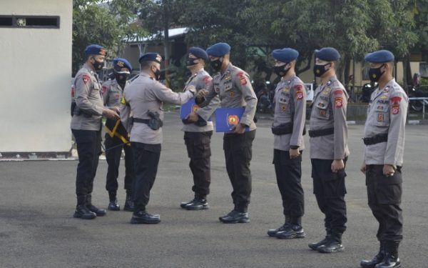 dansat brimob polda jabar beri penghargaan kepada anggota berprestasi 18112