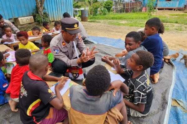 demi cerdaskan anak anak satgas binmas noken kembali gelar si ipar di kampung okmakot 52582