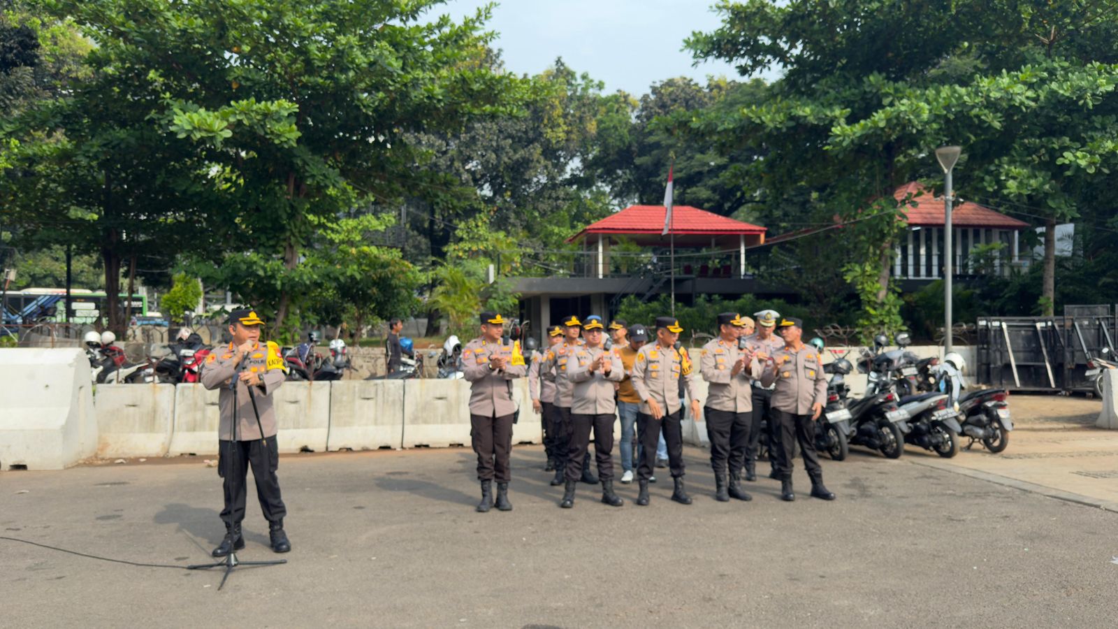 demo buruh di patung kuda ribuan personel dikerahkan 80196