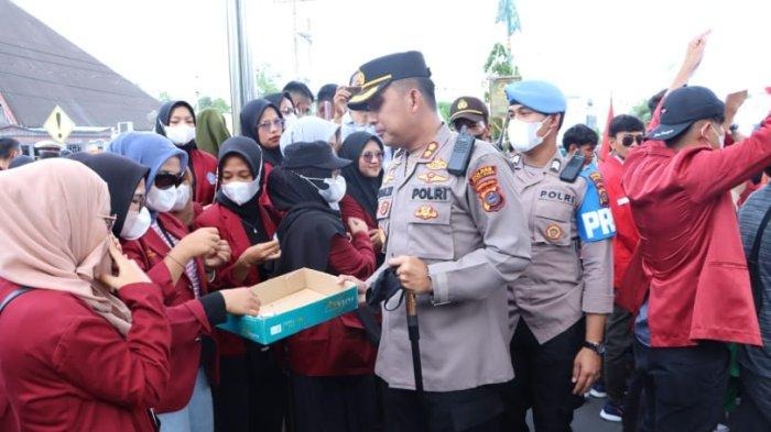 demo tolak kenaikan bbm di tapsel lancar polisi dan mahasiswa mesra kapolres bagi bagi kue 49531