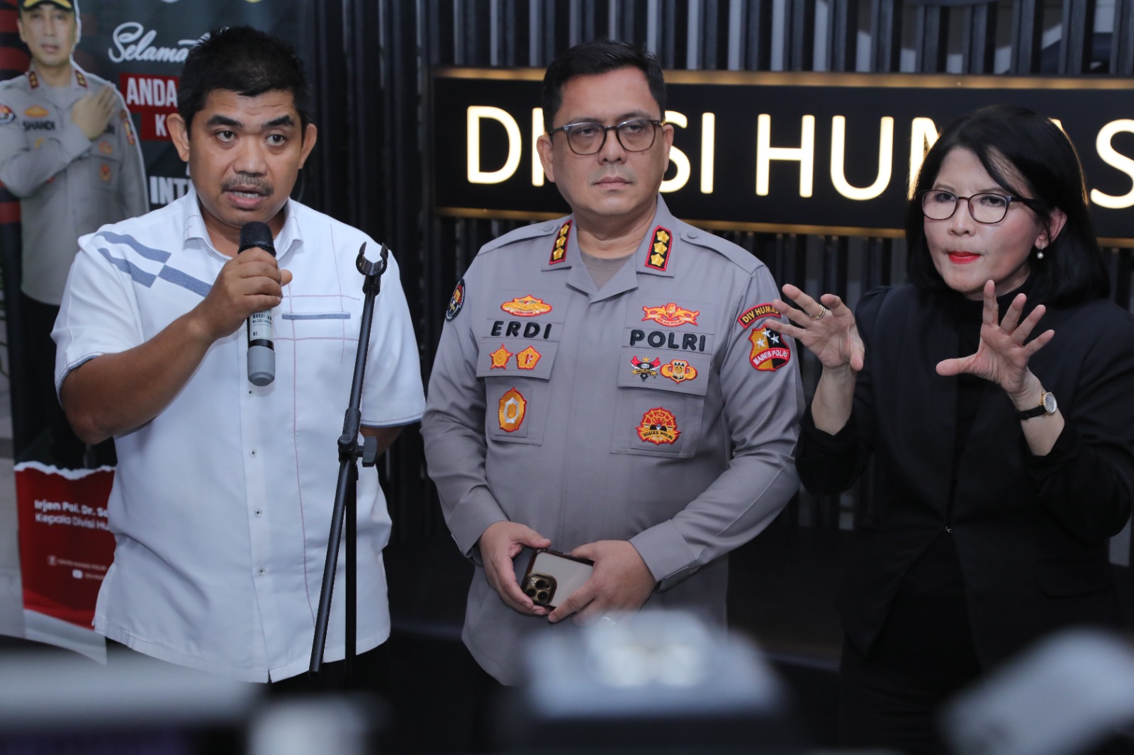 densus 88 anti teror tangkap dua orang di jakbar 77333