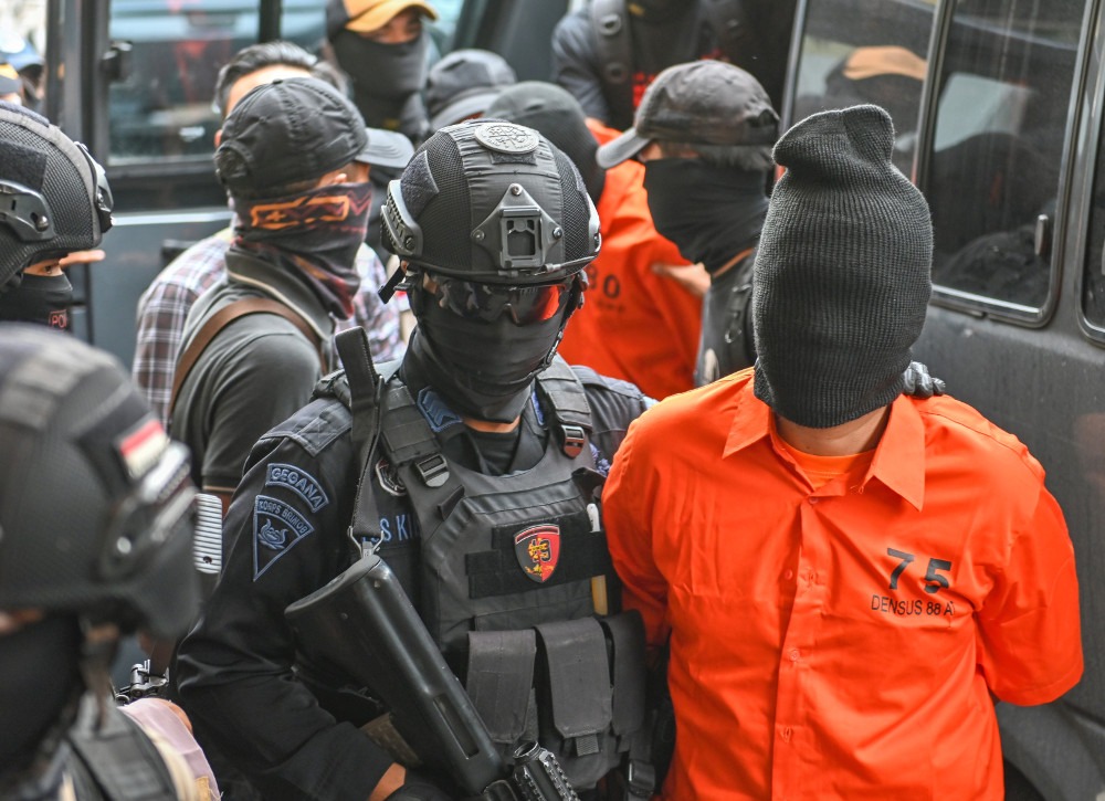 densus 88 antiteror polri kembali tangkap 4 terduga teroris di ntb 30932