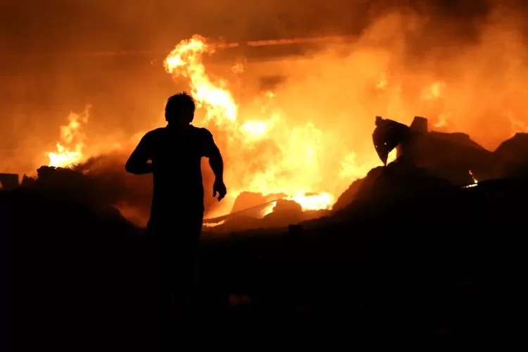 diduga akibat main korek api toko ban di jaktim terbakar 59924
