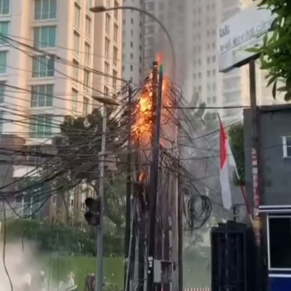 diduga korsleting kabel semrawut terbakar di jakarta selatan 62265 1