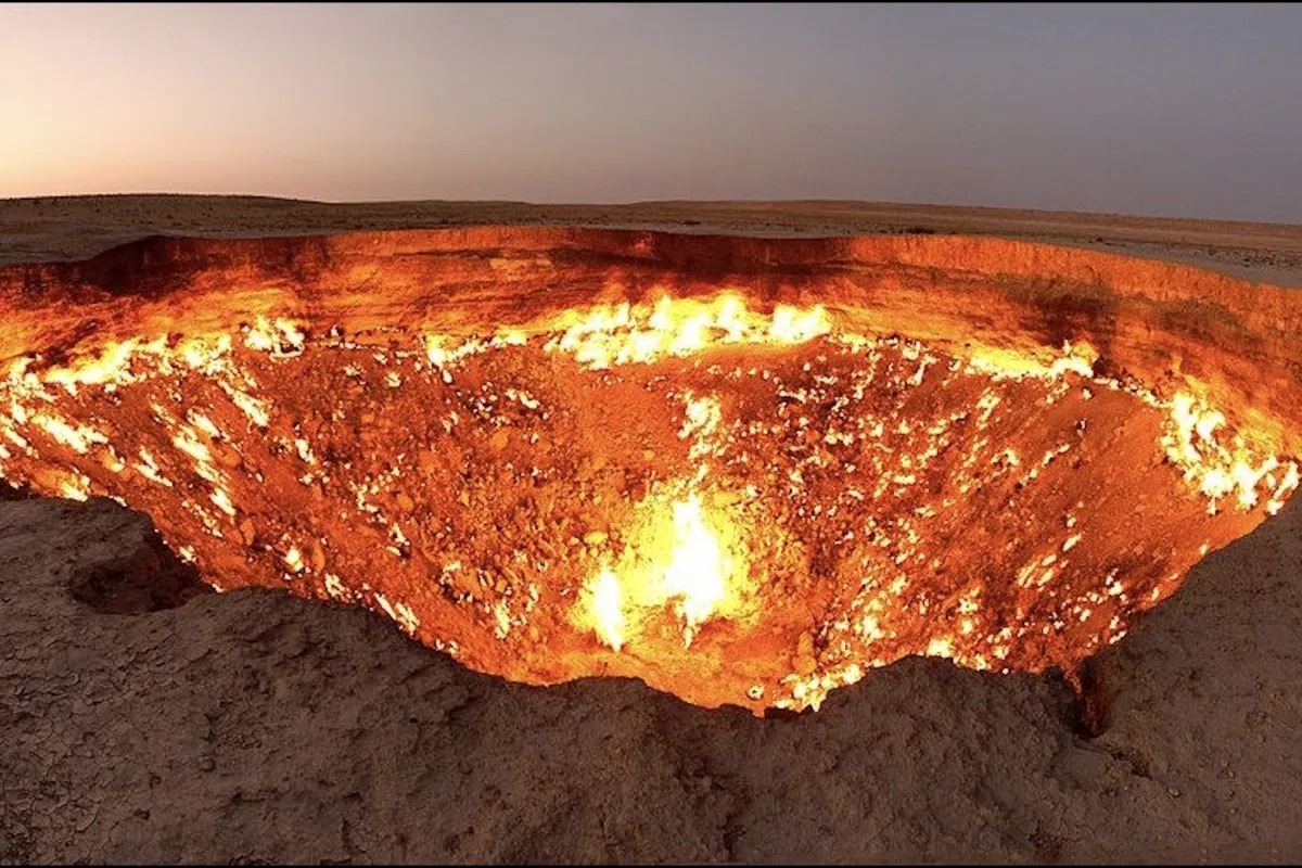dijuluki gerbang neraka kawah darvaza menjadi destinasi wisata populer 63694