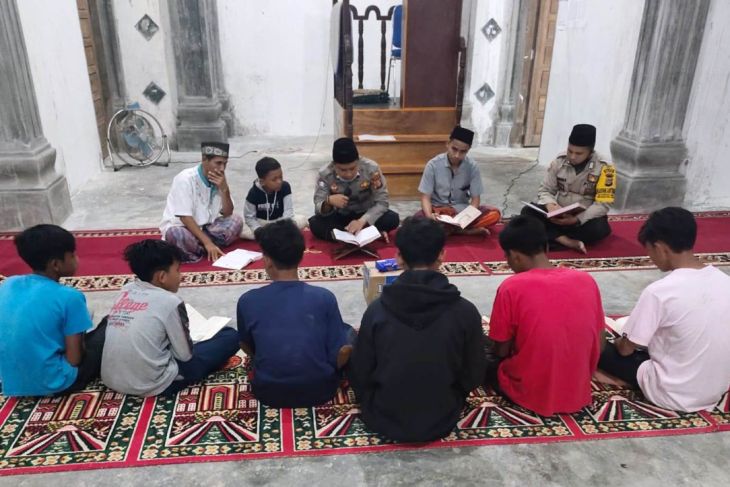 dinas di pedalaman aceh timur ini kisah polisi yang mengajar mengaji anak anak 50299