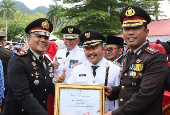 dinobatkan sebagai kapolsek teladan akp candra terima penghargaan dari bupati banggai 49022