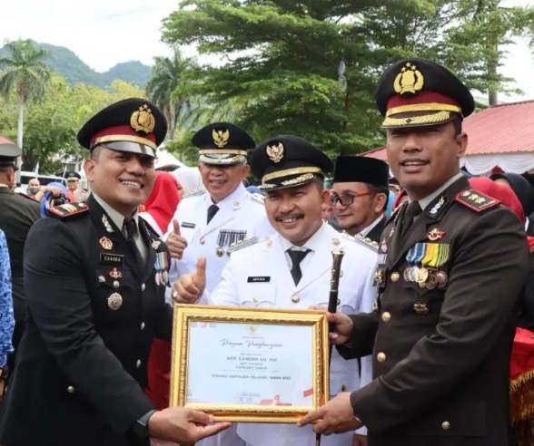 dinobatkan sebagai kapolsek teladan akp candra terima penghargaan dari bupati banggai 49022