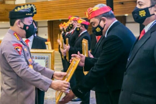 dir resnarkoba polda sulut terima penghargaan dari kapolri 47528