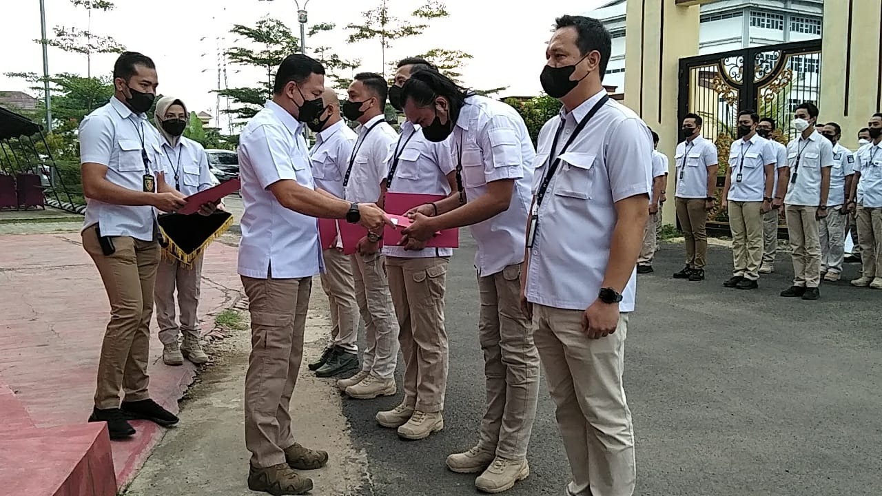 direktur reserse kriminal umum polda lampung berikan penghargaan kepada anggota direktorat reserse kriminal umum 47584