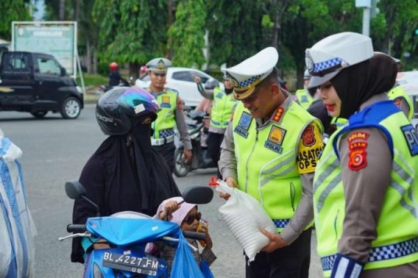 dirlantas polda aceh berbagi takjil berbuka kepada pengendara di bulan ramadan 2024 71559