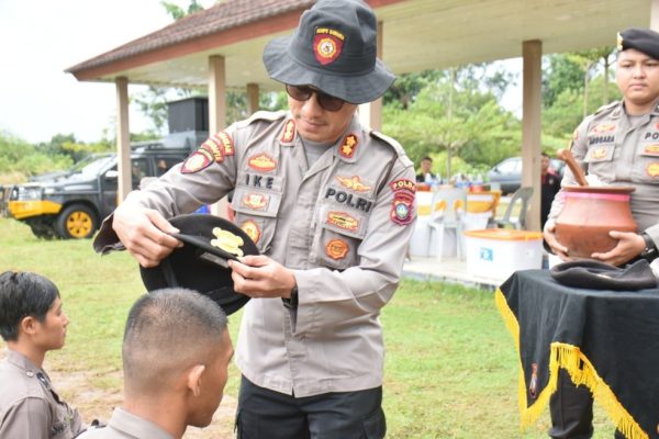 dirsamapta polda kepri pimpin tradisi pembaretan bintara remaja tahun 2022 48962