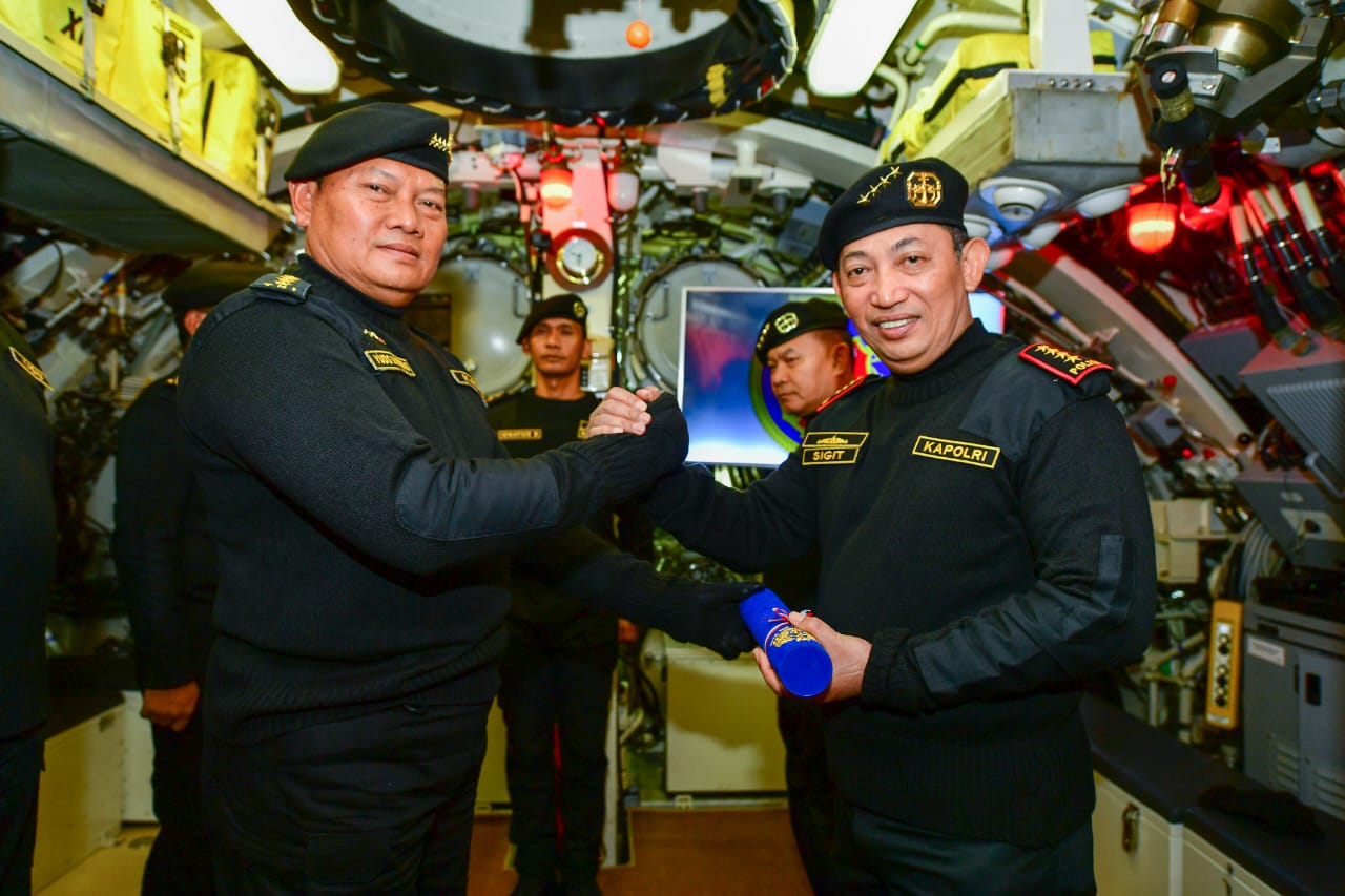 disematkan brevet hiu kencana tni al kapolri kekuatan sinergitas jaga kedaulatan bangsa indonesia 51939