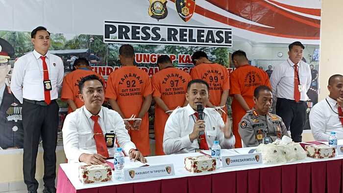 dit reskrimsus polda sumsel berhasil amankan 3 pelaku dan 2 sopir pemurnian minyak mentah ilegal menjadi solar 54530