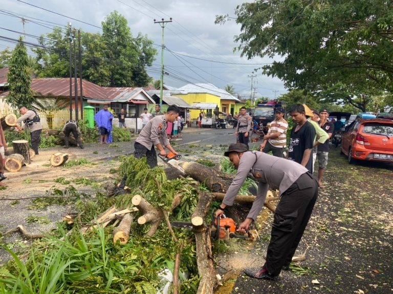 dit samapta polda gorontalo bantu bersihkan jalan dan rumah warga terdampak banjir 51337