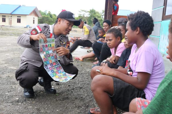 ditengah krisis kepercayaan polri tetap komitmen cerdaskan anak papua melalui si ipar 49218