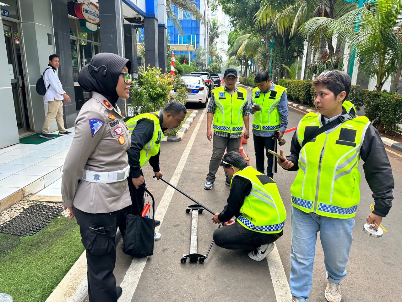 ditlantas pmj lakukan penyisiran ranjau paku amankan perjalanan pemimpin gereja katolik dunia 78405