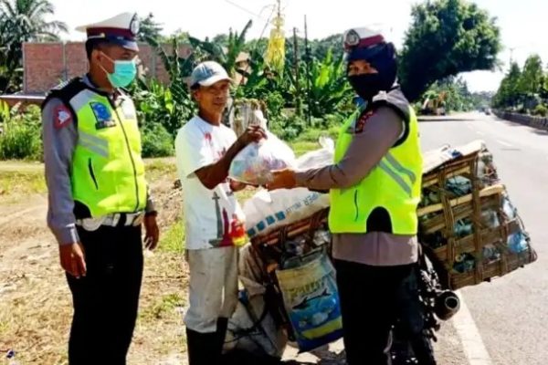 ditlantas polda jambi bagikan 805 paket sembako sopir angkutan umum 49875 1