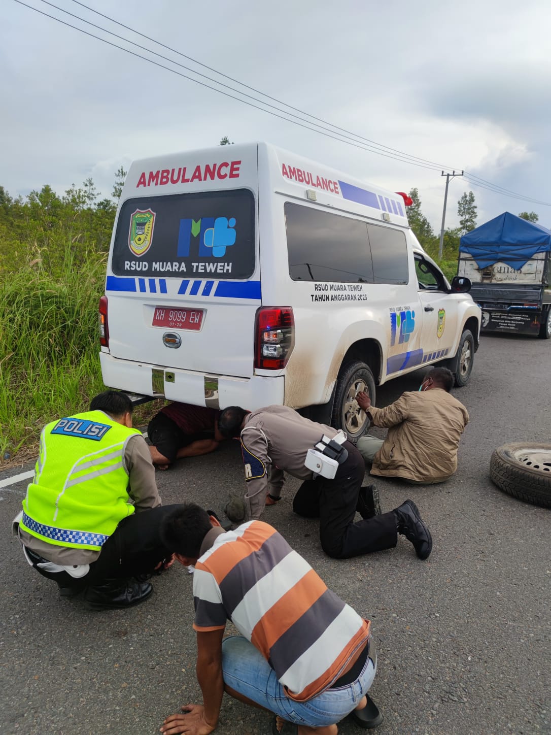 ditlantas polda kalteng bantu sopir ambulans alami ban bocor wujud kepedulian polri dalam melayani masyarakat 73511