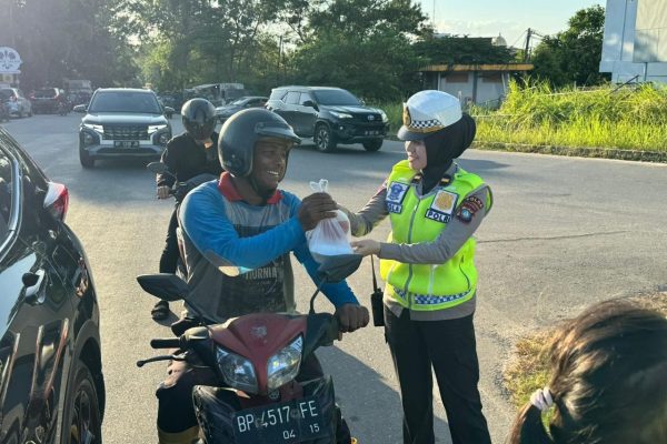 ditlantas polda kepri berbagi takjil berbuka kepada pengendara 71568