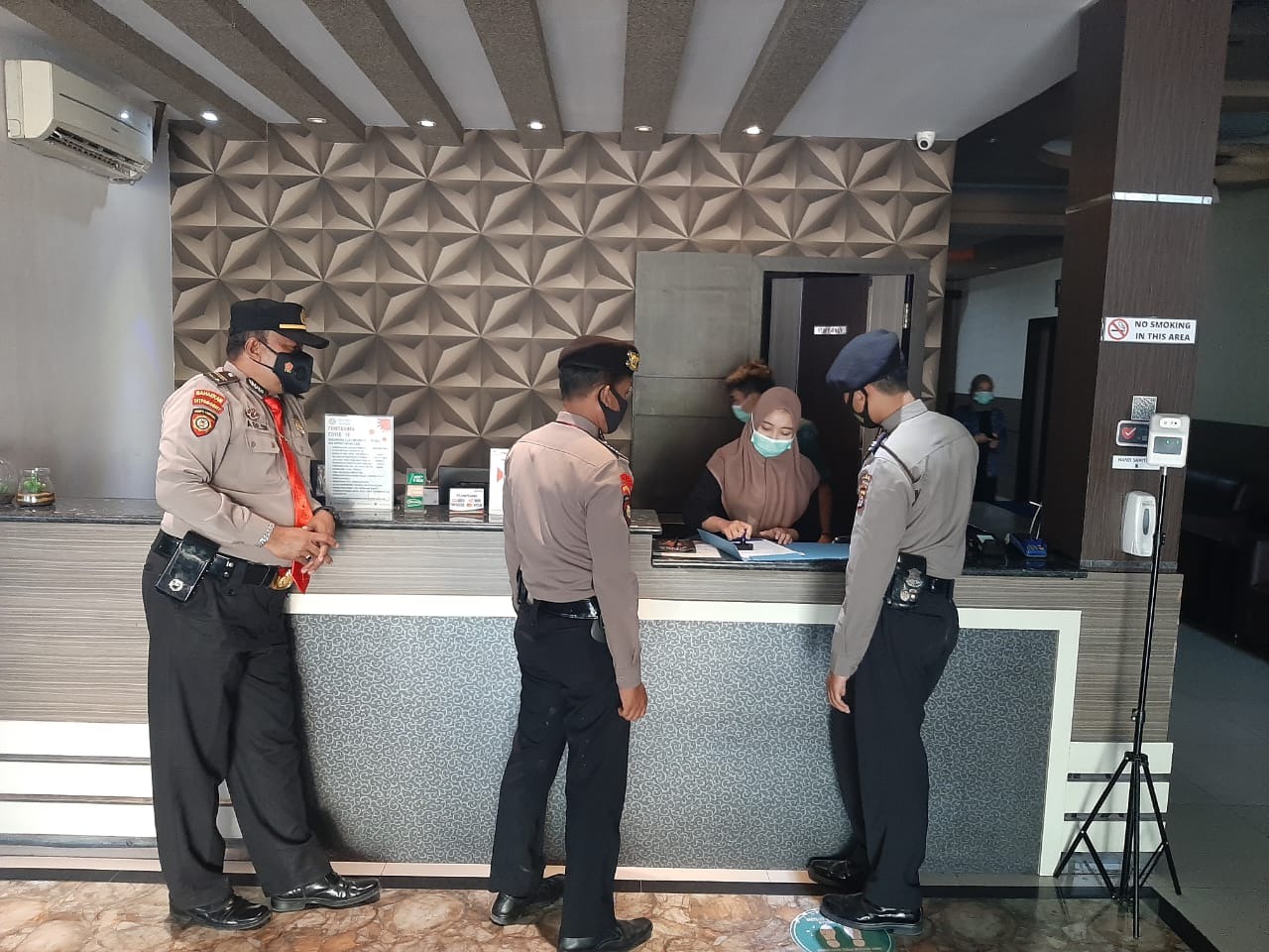 ditpamobvit polda banten lakukan patroli untuk memastikan prokes di hotel 48146