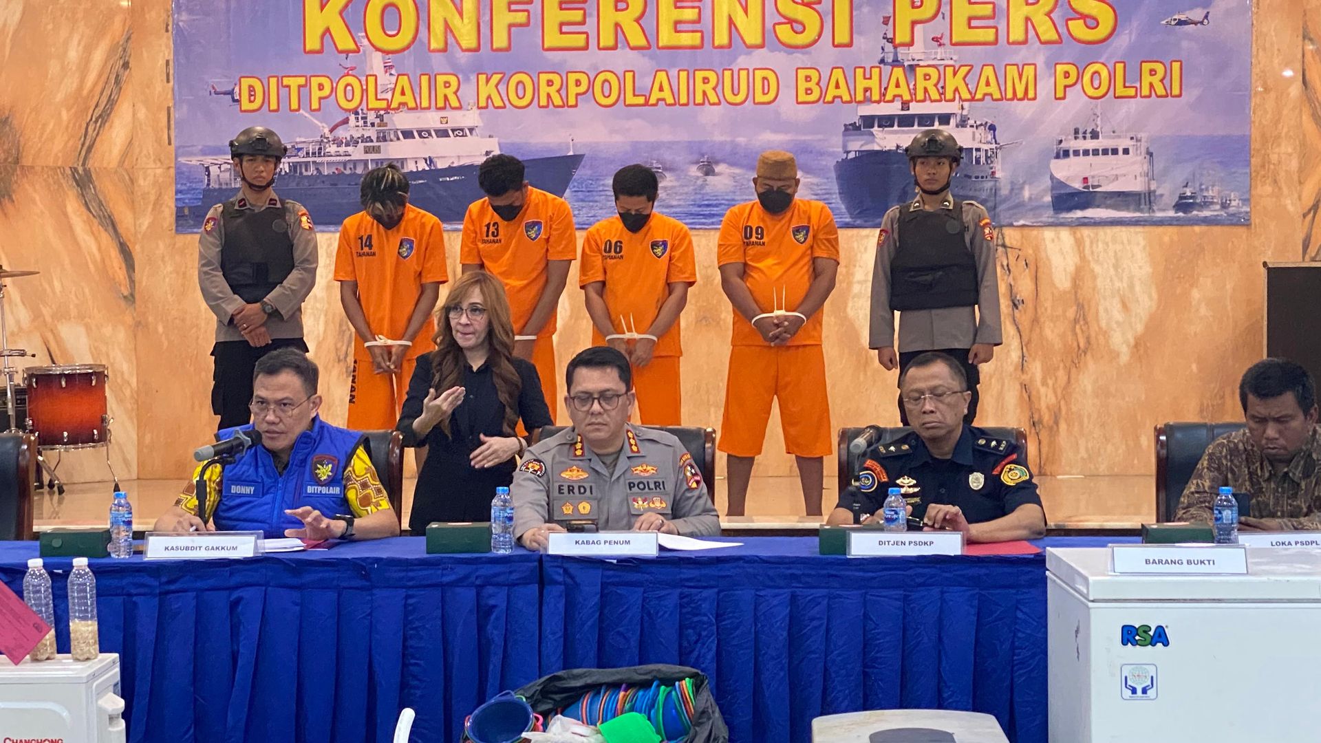ditpolair baharkam tangkap empat tersangka pengelolaan bibit benih lobster ilegal 79542
