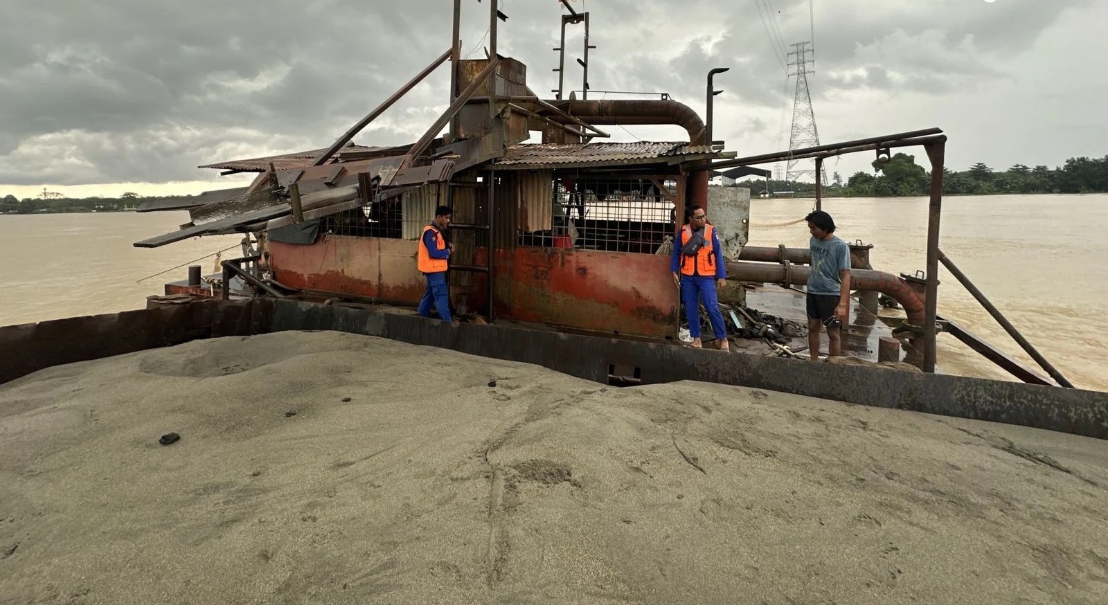 ditpolair korpolairud berhasil amankan satu unit tongkang muatan pasir ilegal di jambi 68668