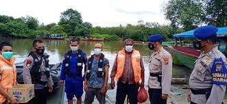 ditpolair polda sumut berhasil menyelamatkan nelayan yang kapalnya tenggelam ketika mencari ikan 21147