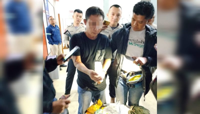 ditpolairud polda babel amankan kurir asal palembang yang membawa 1 kg sabu 77394