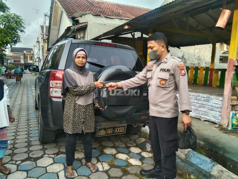 ditpolairud polda banten membagikan paket sembako pada masyarakat kurang mampu 50006