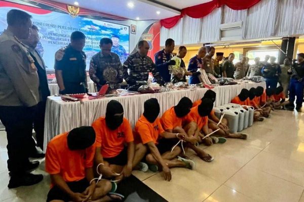 ditpolairud polda kalsel berhasil ringkus 13 perompak kapal tb royal 27 70282 1