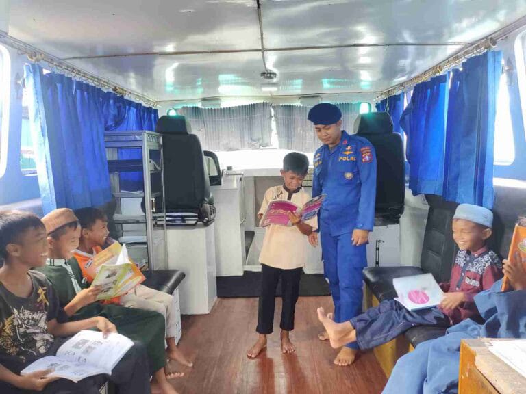 ditpolairud polda kalteng berikan dukungan dunia pendidikan melalui kapal melek huruf 70604 1