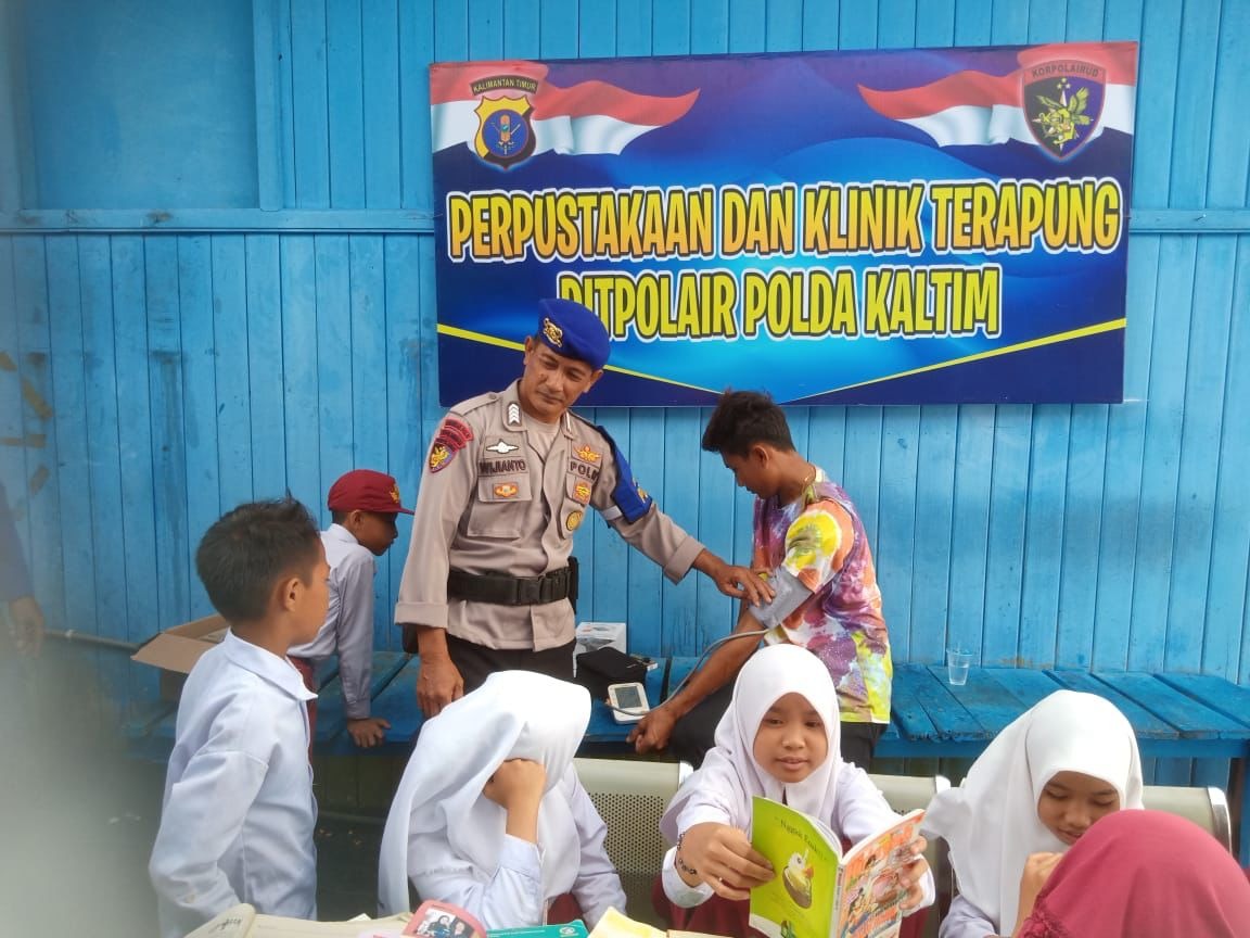 ditpolairud polda kaltim resmikan polisi rw perpustakaan dan klinik terapung 62758