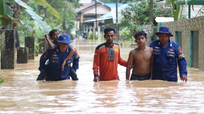 ditpolairud polda kaltim turunkan bantuan kepada warga kecamatan balikpapan utara yang terkena banjir 68408