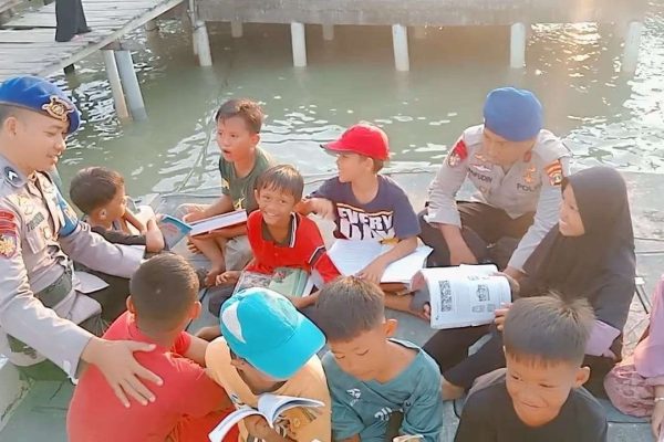 ditpolairud polda lampung laksanakan kegiatan perpustakaan terapung 82454
