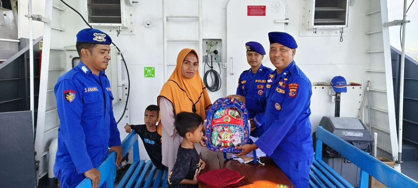 ditpolairud polda ntt beri bantuan pada anak terdakwa kecelakaan kapal 76512