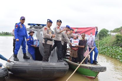 ditpolairud polda sumsel membagikan bantuan sembako kepada masyarakat di perairan borang 49772