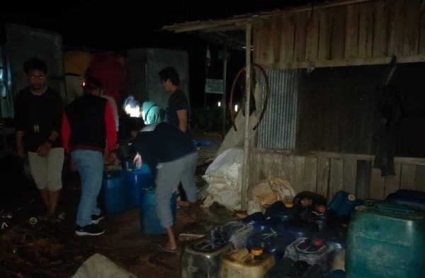 ditreskrimsus polda kalteng tangkap 2 pelaku penimbun 13 ton bbm subsidi jenis bio solar 49698