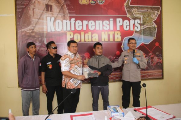 ditreskrimum polda ntb berhasil mengamankan pelaku curas dan kembalikan bb milik korban 52529
