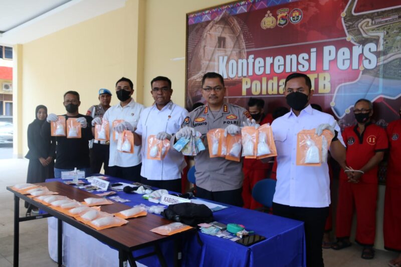 ditresnarkoba polda ntb berhasil meringkus supir truk pembawa 27 kg sabu 52228 1