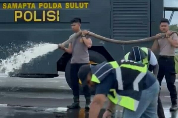 ditsamapta polda sulut gelar pembersihan runway bandara samrat akibat erupsi gunung ruang 73499